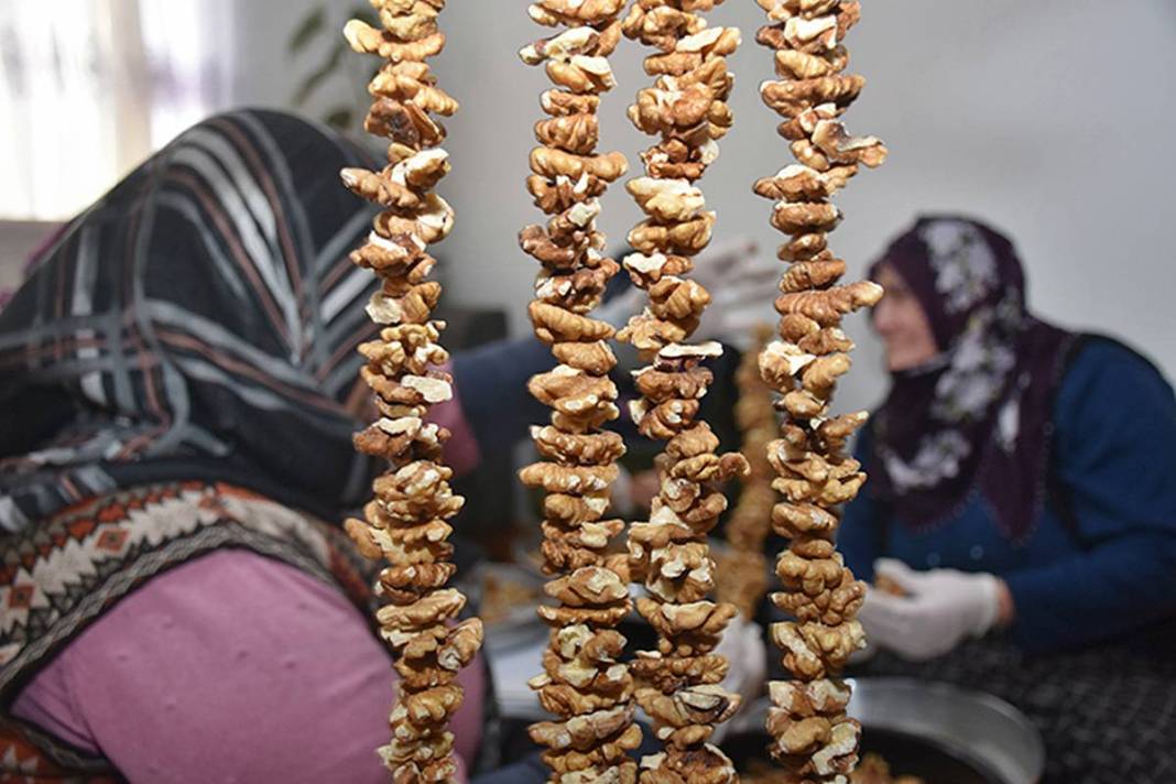 İpe dizilen her ceviz, evin mutfak masrafı oluyor 9